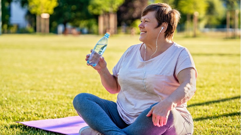 femme dans un parc ménopausée